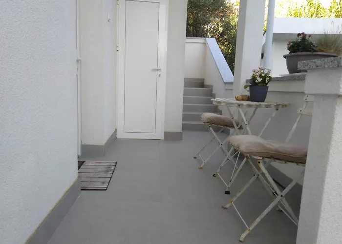 Edina Pag アパート パグ